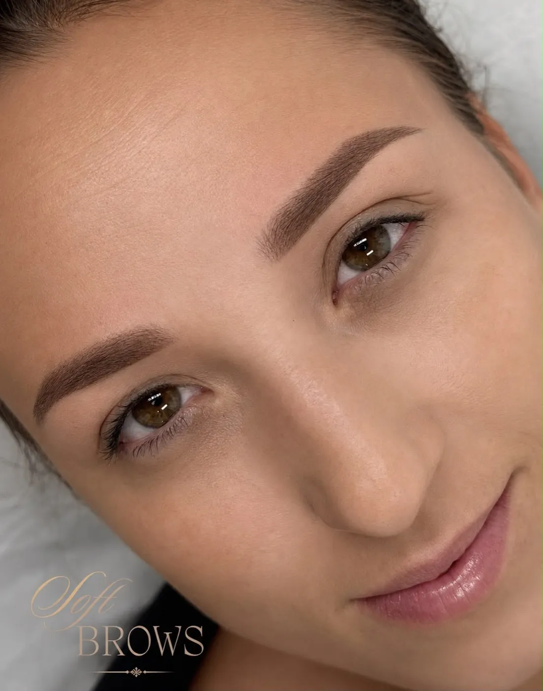 Sourcils poil à poil en gros plan