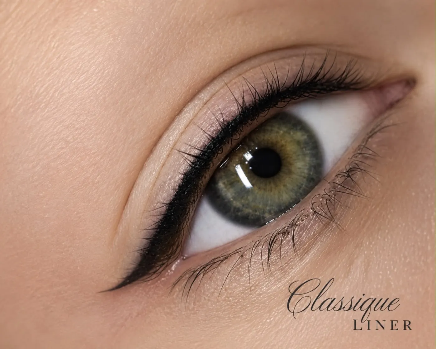 Eye-liner classique sur un œil vert