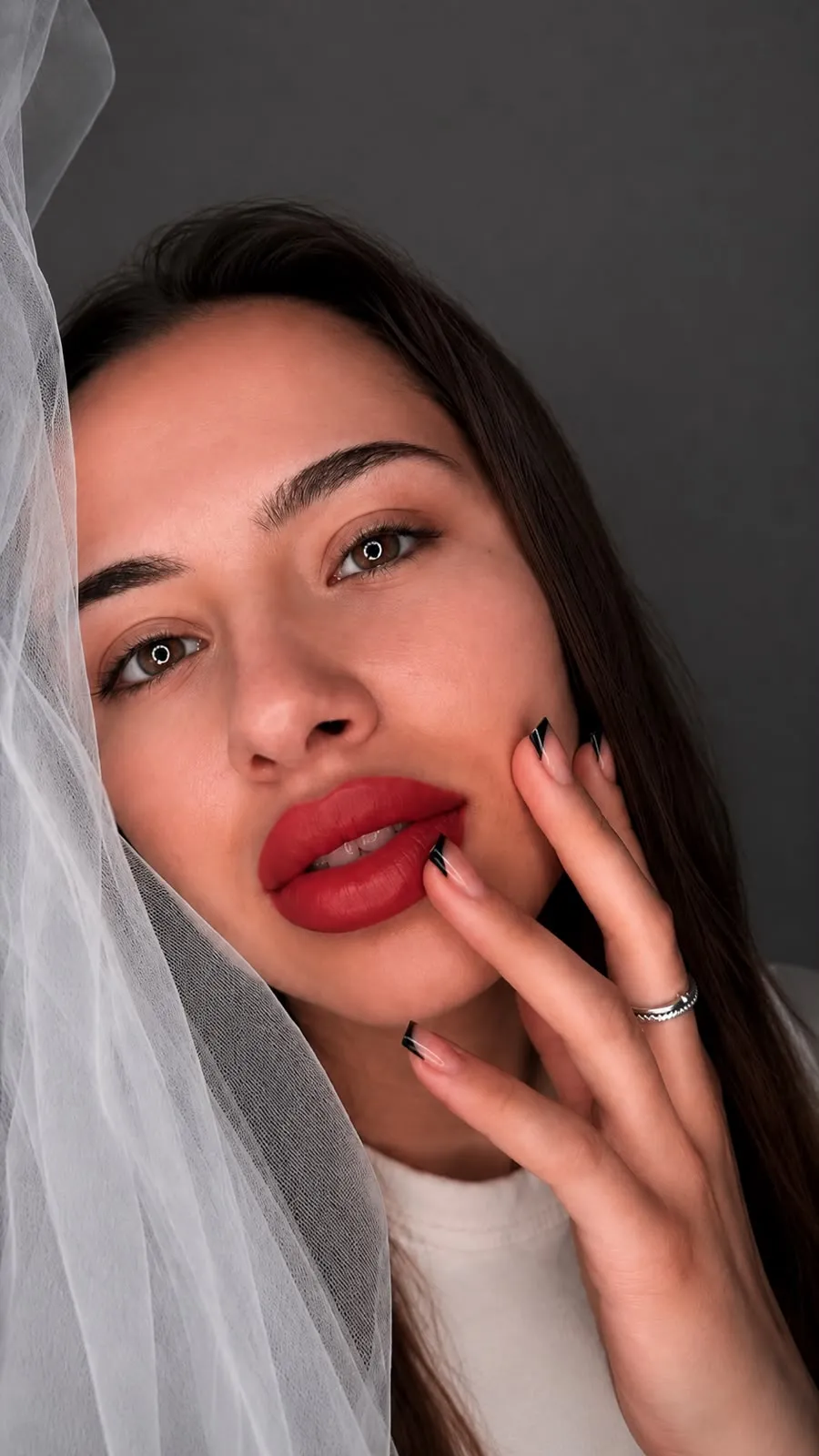 Sourcils et lèvres en maquillage permanent, look sophistiqué
