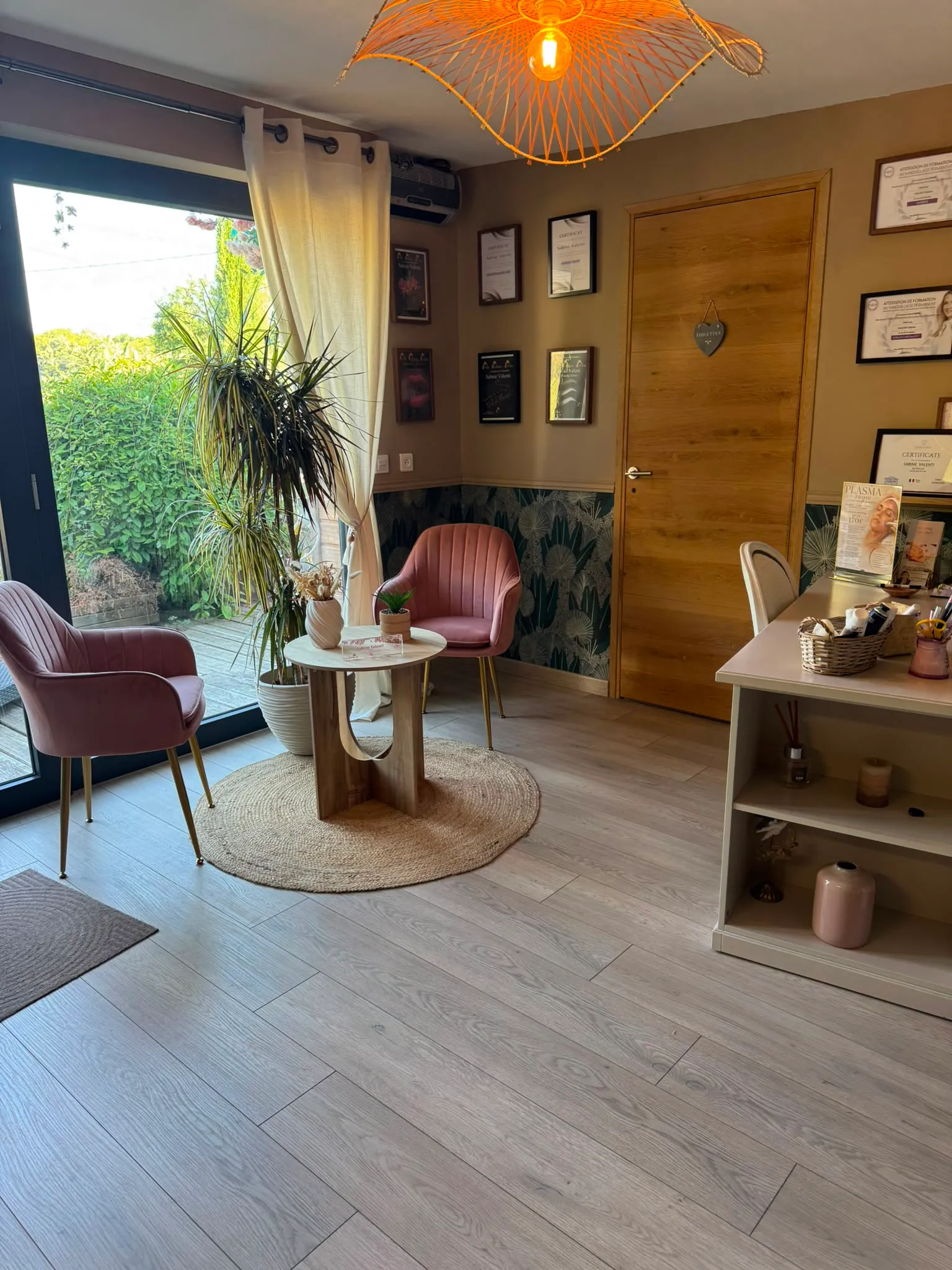 L'espace d'accueil du cabinet, ouvert sur le jardin