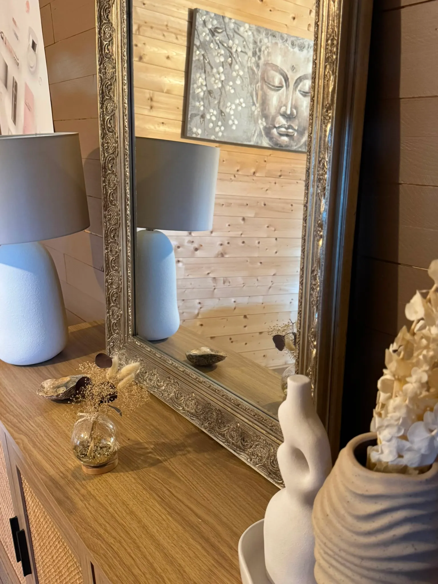Le coin coiffeuse et ses miroirs